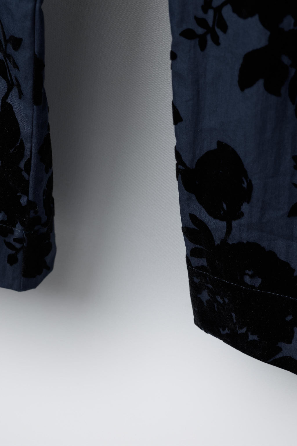 STRAIGHT-LEG TROUSERS WITH FLOCK FLORAL PRINT - Zara фото 4