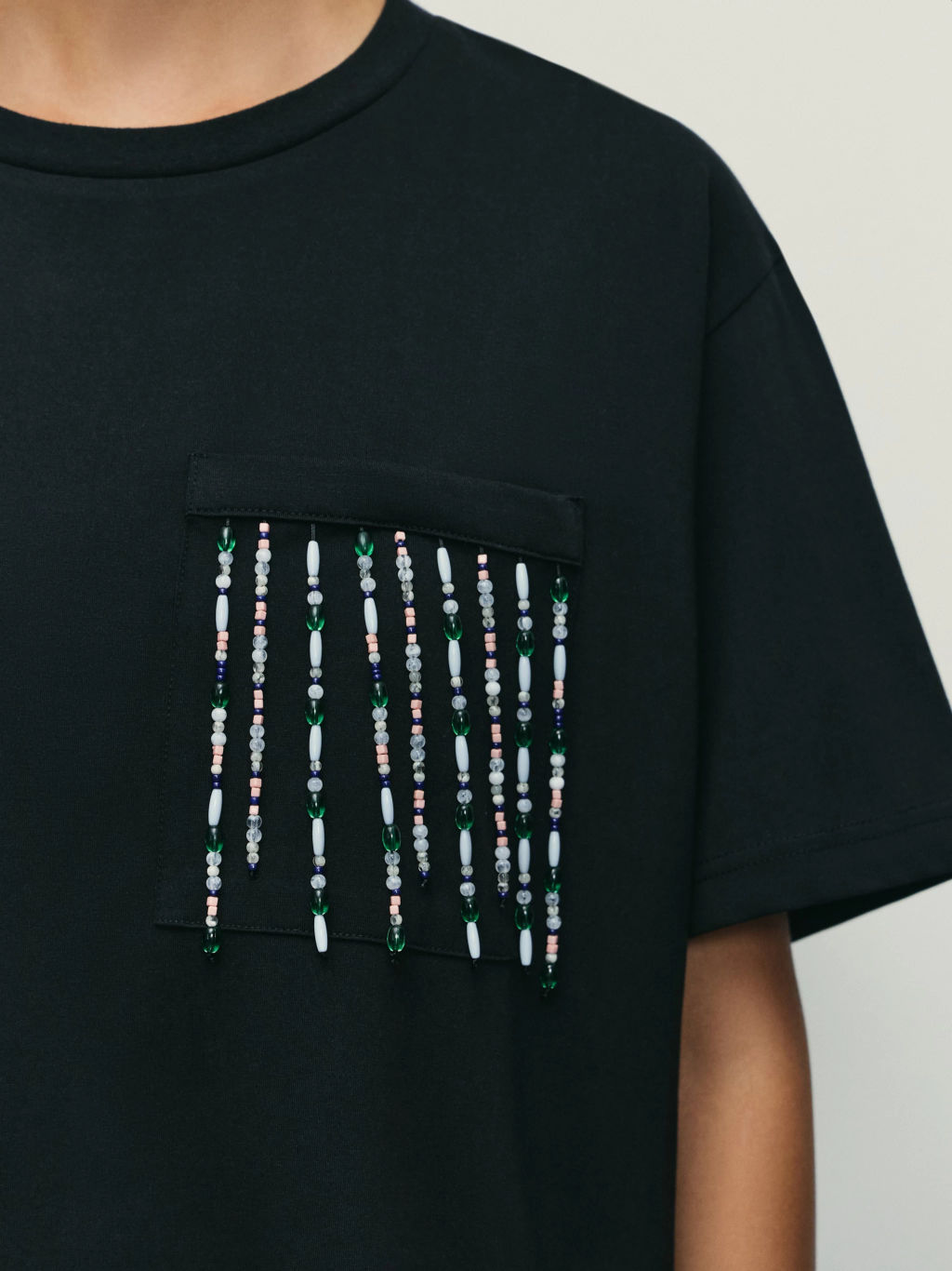 Футболка из хлопка с бусинами на кармане / Zarina  фото 6