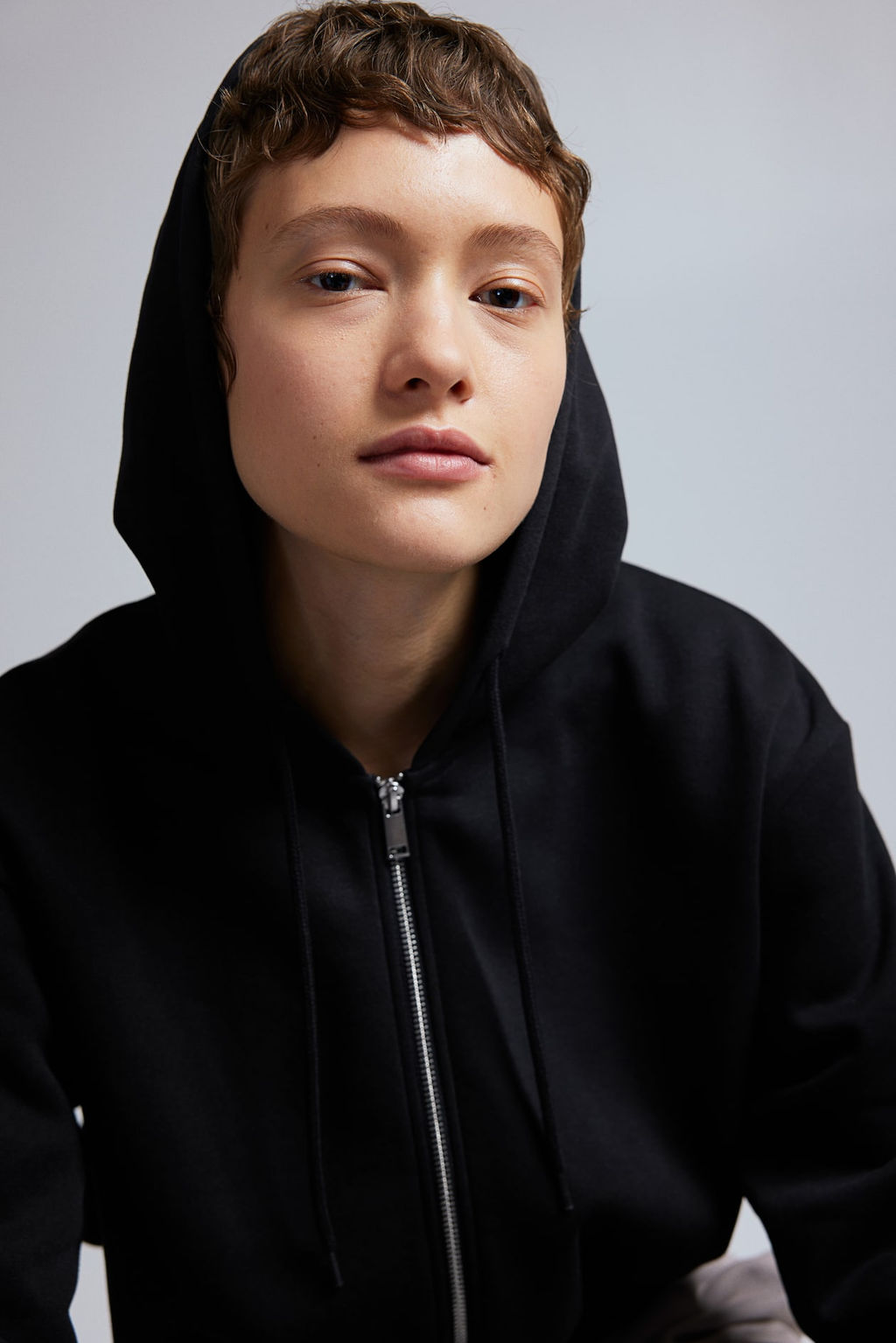 Chaqueta sudadera cropped con capucha y cremallera - H&m фото 2