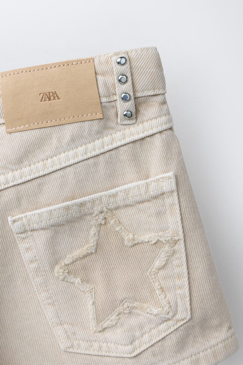 BERMUDA DENIM TACHAS ESTRELLAS / Crudo - Zara фото 4