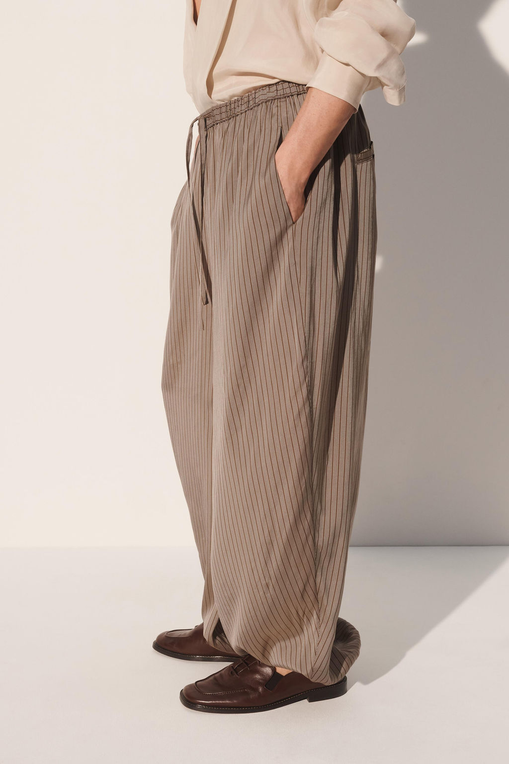 PANTAL?N BALLOON FIT RAYAS VISCOSA - CUPRO / rayas - Zara фото 3