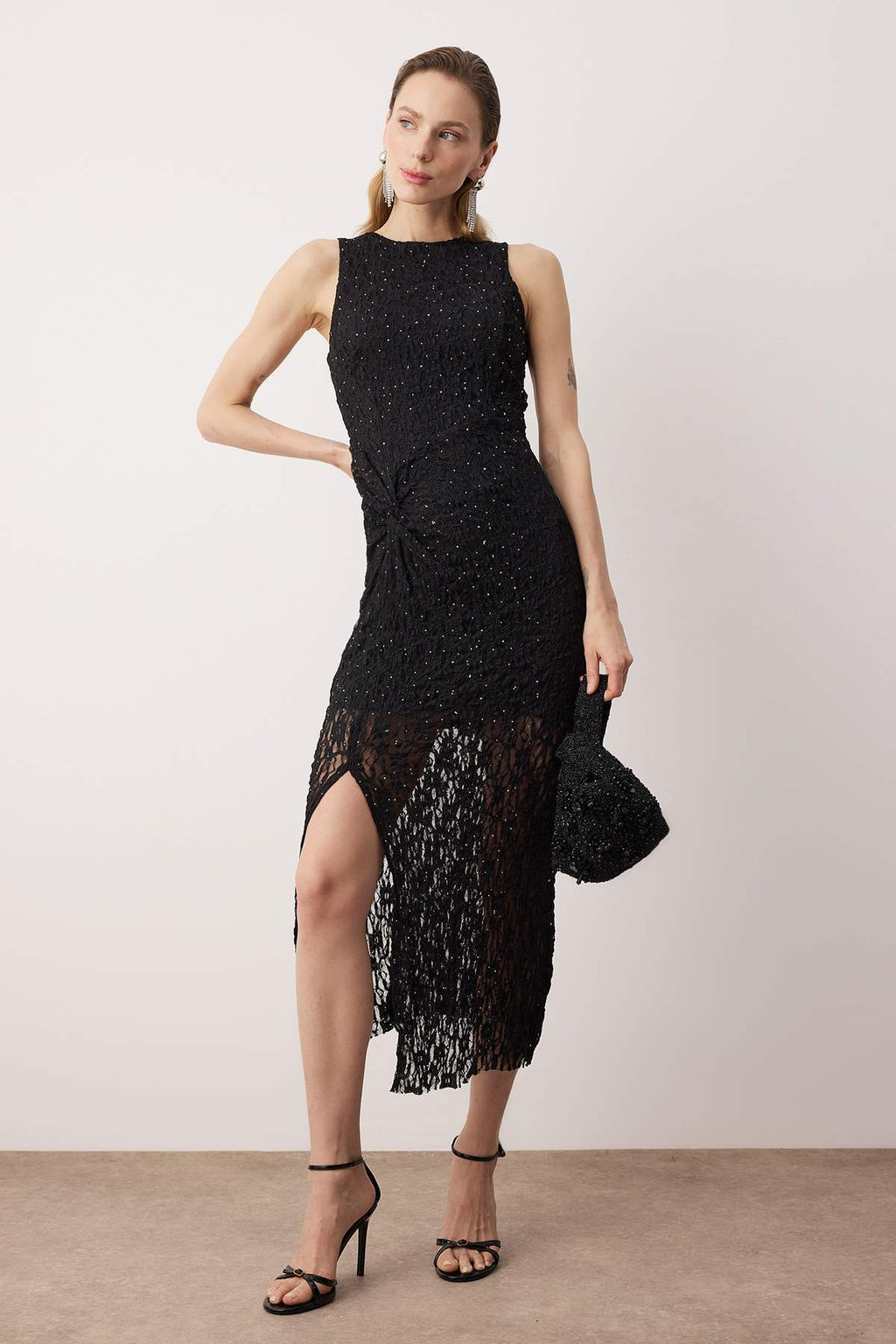 Siyah Tas Bask?l? Tul Maxi Astarl? Party Elbise TPRAW26EL00133