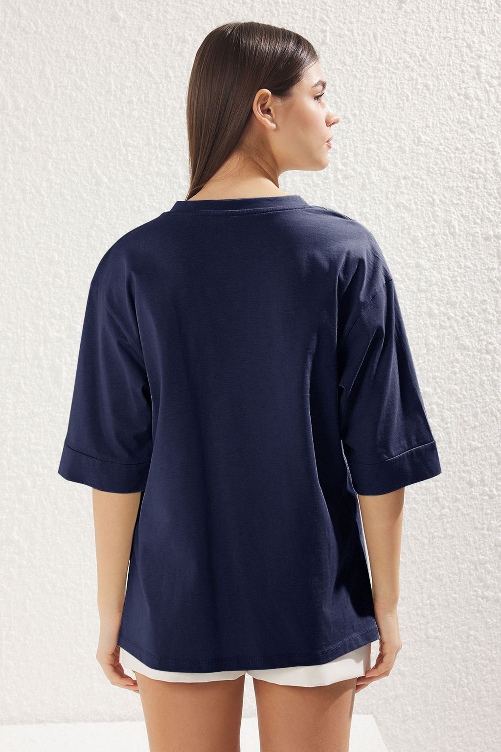 TRENDYOLMILLA Lacivert %100 Pamuk Oversize/Genis Kal?p Truvakar Kol Orme T-Shirt TWOSS25TS00011  фото 14