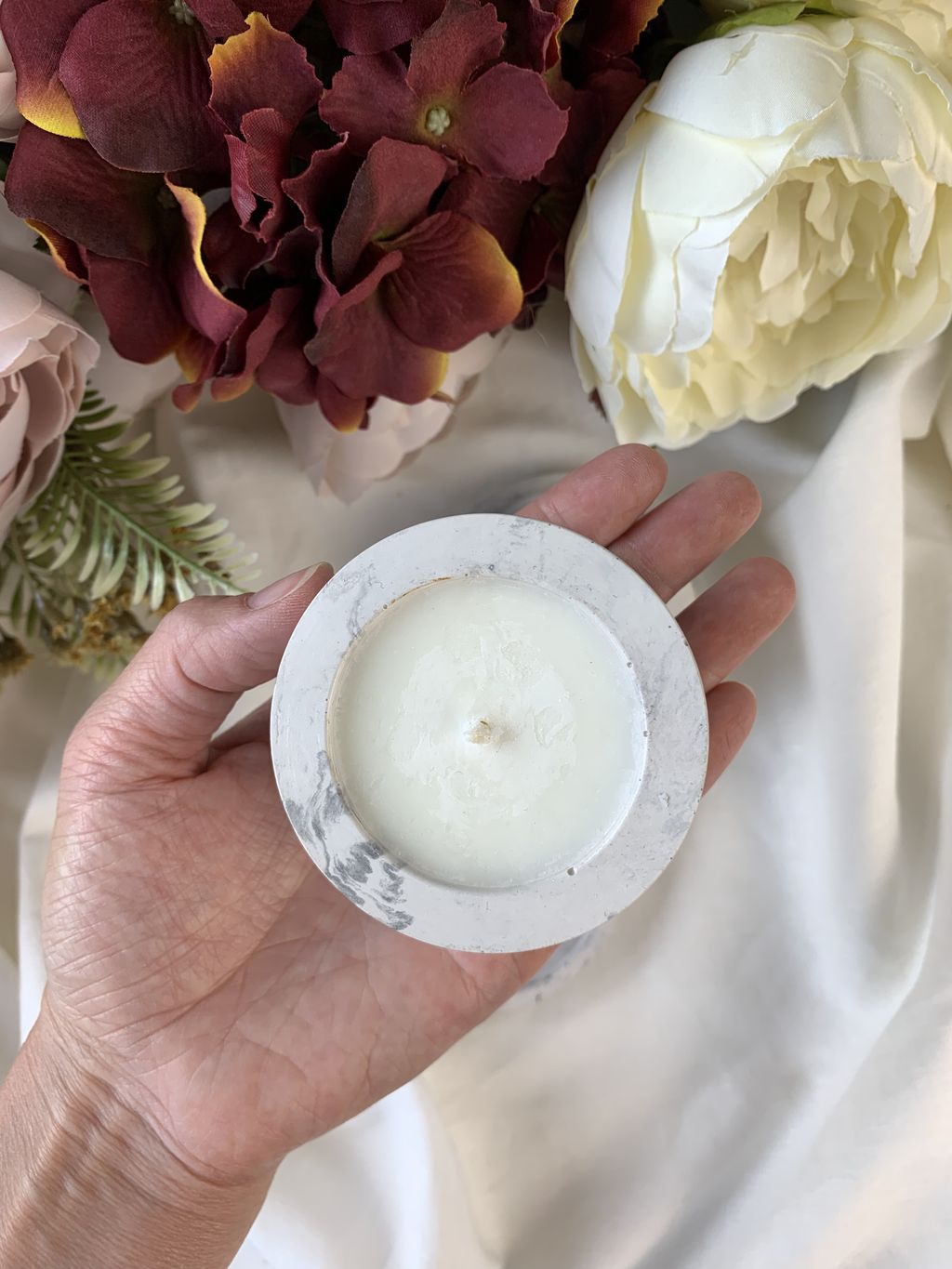 Свечи из натурального воска в гипсовом кашпо с подставкой,цилиндр