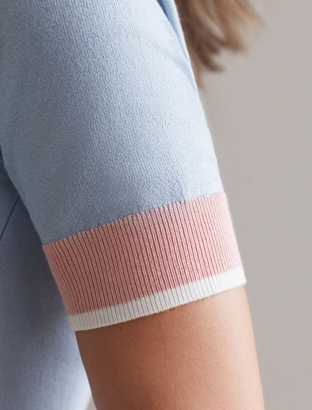 Джемпер с V-вырезом с коротким рукавом из вискозы