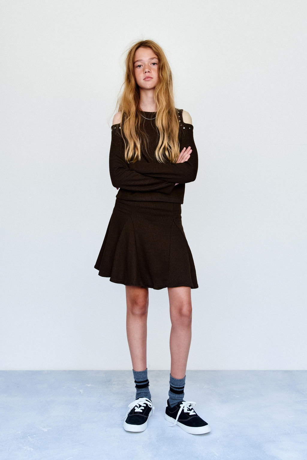 RIB T-SHIRT WITH CUT-OUT AND STUDS - Zara фото 5