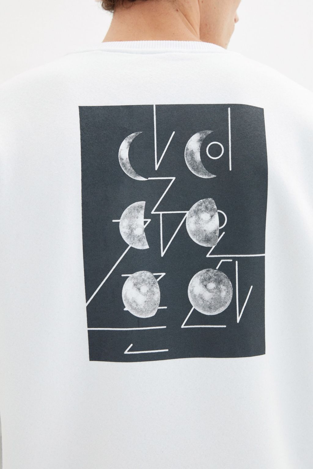 Beyaz Oversize/Genis Kesim Uzay Bask?l? Ici Polar/S?cak Tutan Sweatshirt TMNAW22SW1650