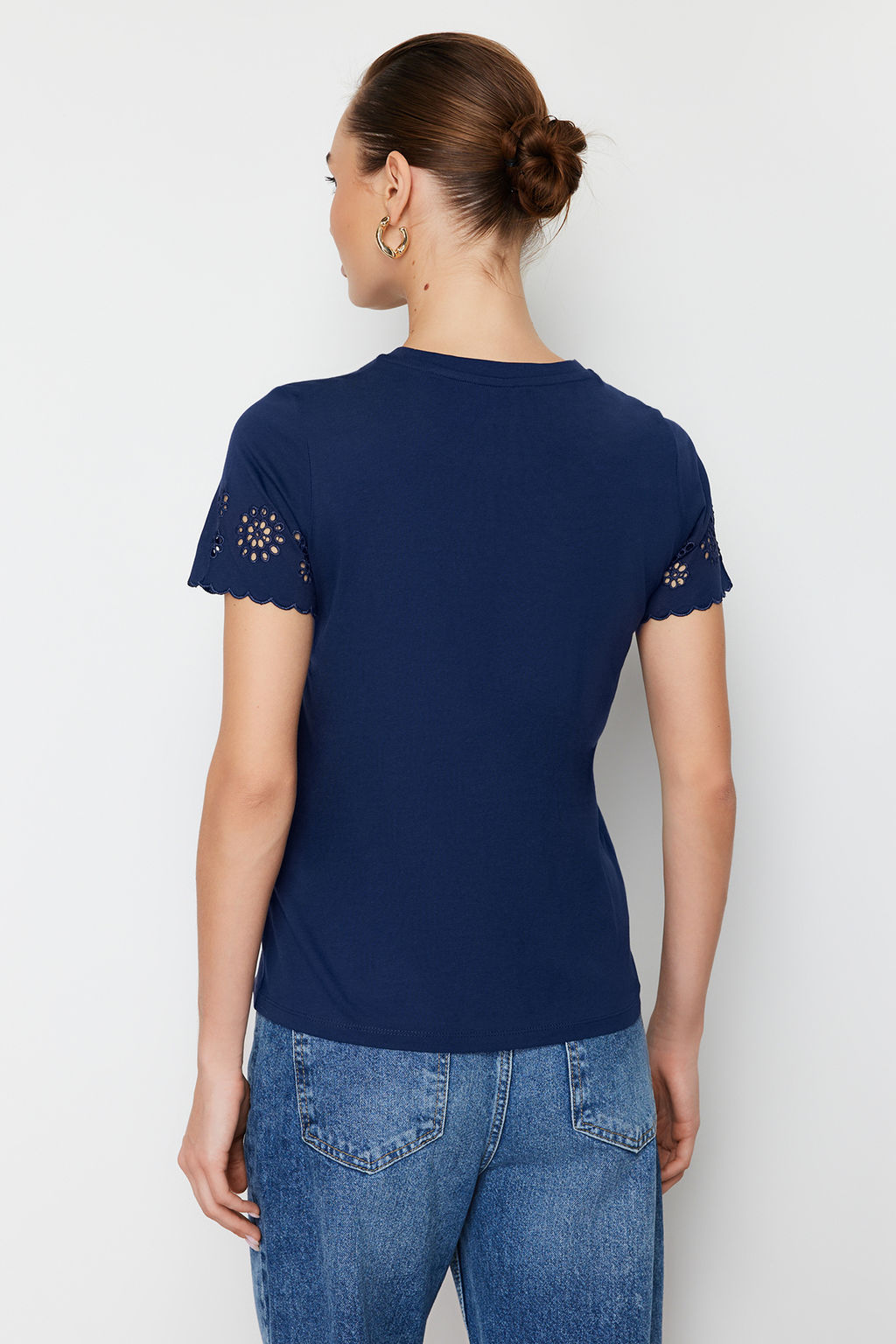 TRENDYOLMILLA Lacivert Brode Detayl? Regular/Basic Kal?p Orme T-Shirt TWOSS24TS00068  фото 5