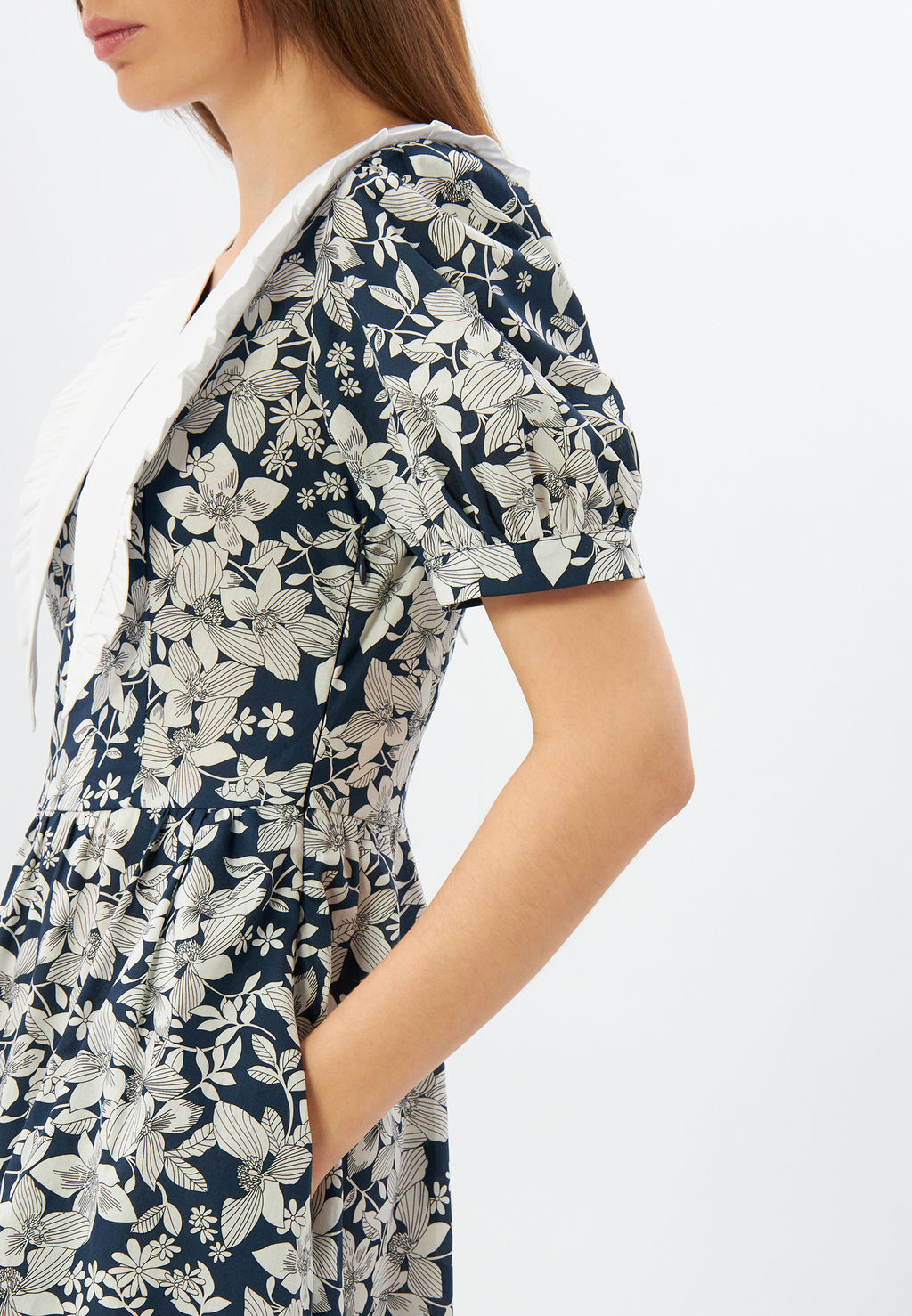 Платье из хлопка с большим контрастным воротником OD-935-4 крупные белые цветы на синем