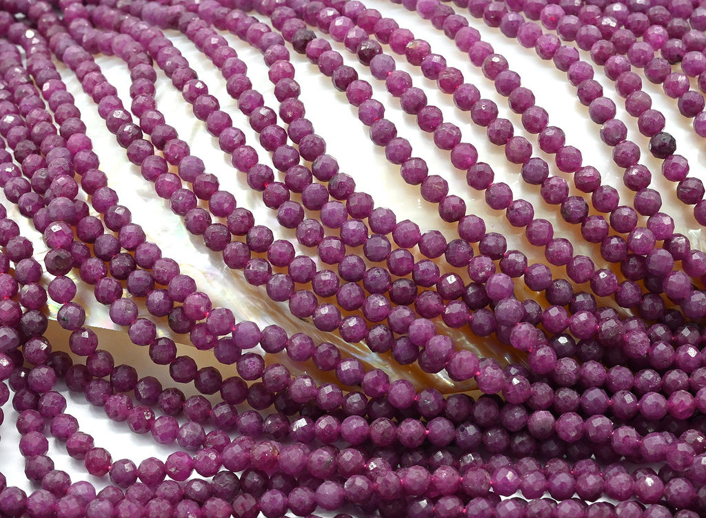 Бусины из рубина шарик гр.4мм, 39см, 93 бусины Радуга камня