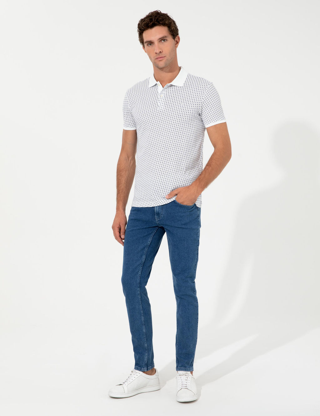 Белая футболка с воротником-поло