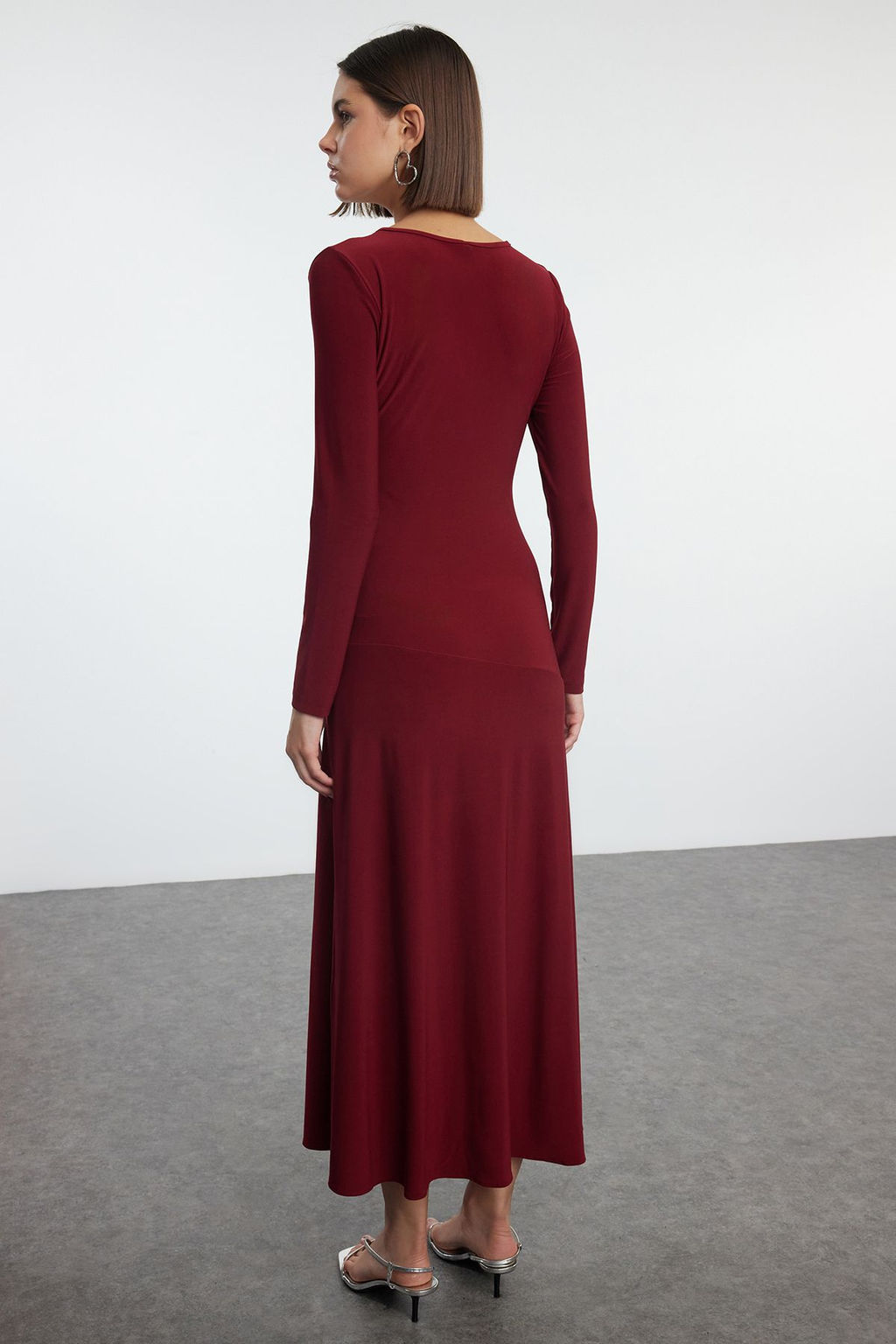 Trendyolmilla Siyah Duz V Yaka Etegi Volanl? Skater/Belden Ac?lan Esnek Maxi Orme Elbise TWOAW25EL00111  фото 10