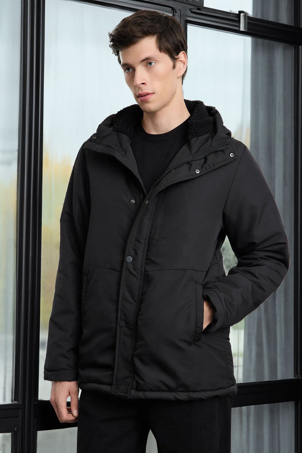 TRENDYOL MAN Siyah Regular Fit K?sl?k Parka Ruzgarl?k Mont TMNAW25MO00032