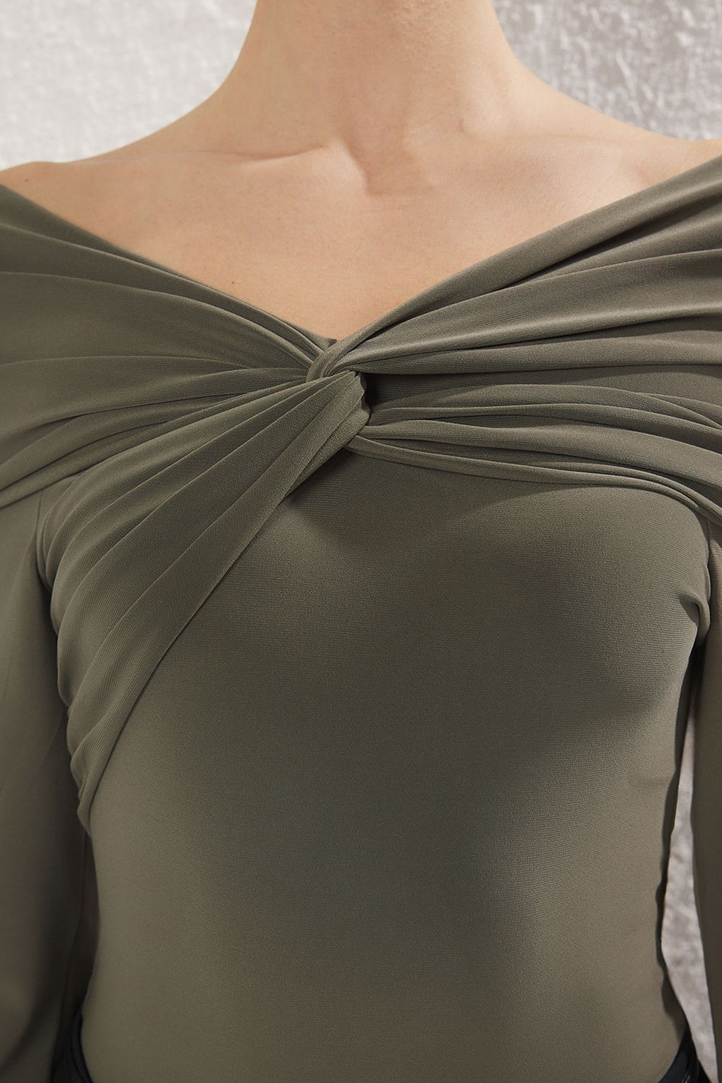 TRENDYOLMILLA Haki Asimetrik Yaka Orme Body TPRAW25BD00009  фото 2