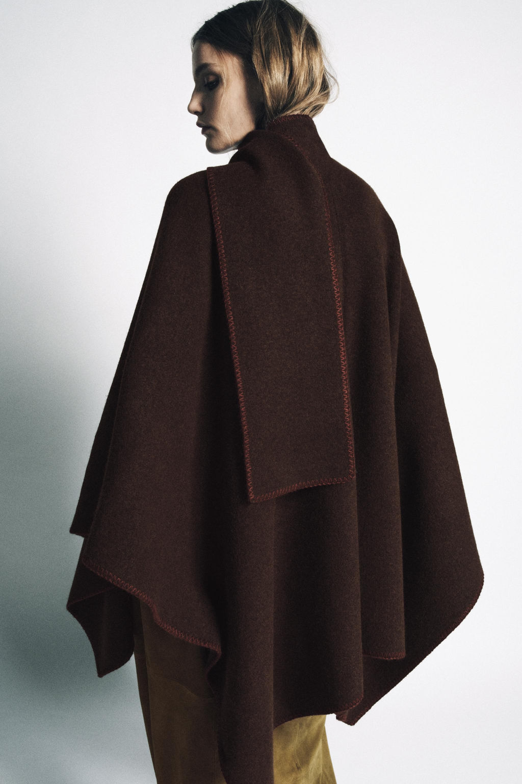 KNIT CAPE WITH CONTRAST THREAD SCARF - Zara фото 3