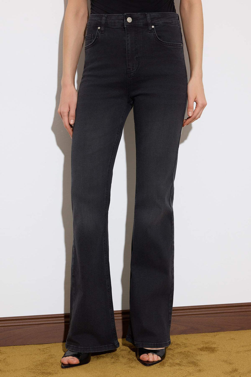 Limited Edition Siyah TOPARLAYICI Yuksek Bel Ekstra Esnek Flare Uzun Boy Jeans TWOSS26JE00103