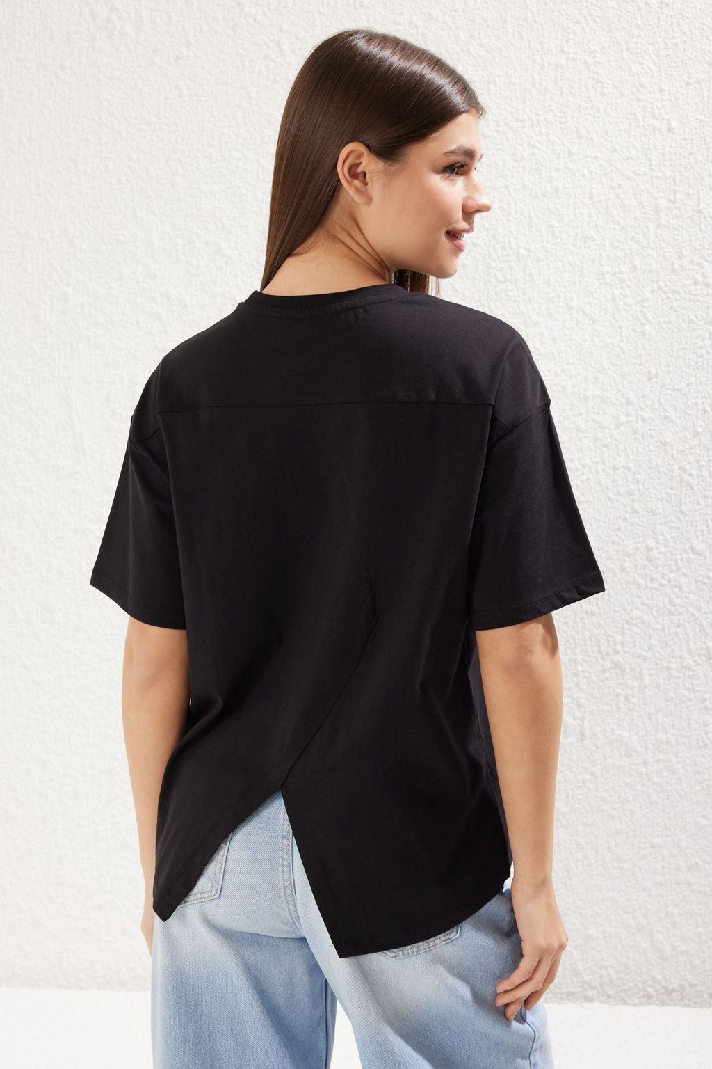 TRENDYOLMILLA Visne Curugu %100 Suprem Oversize/Genis Kesim Asimetrik S?rt Detayl? Orme T-Shirt TWOSS25TS00040  фото 5