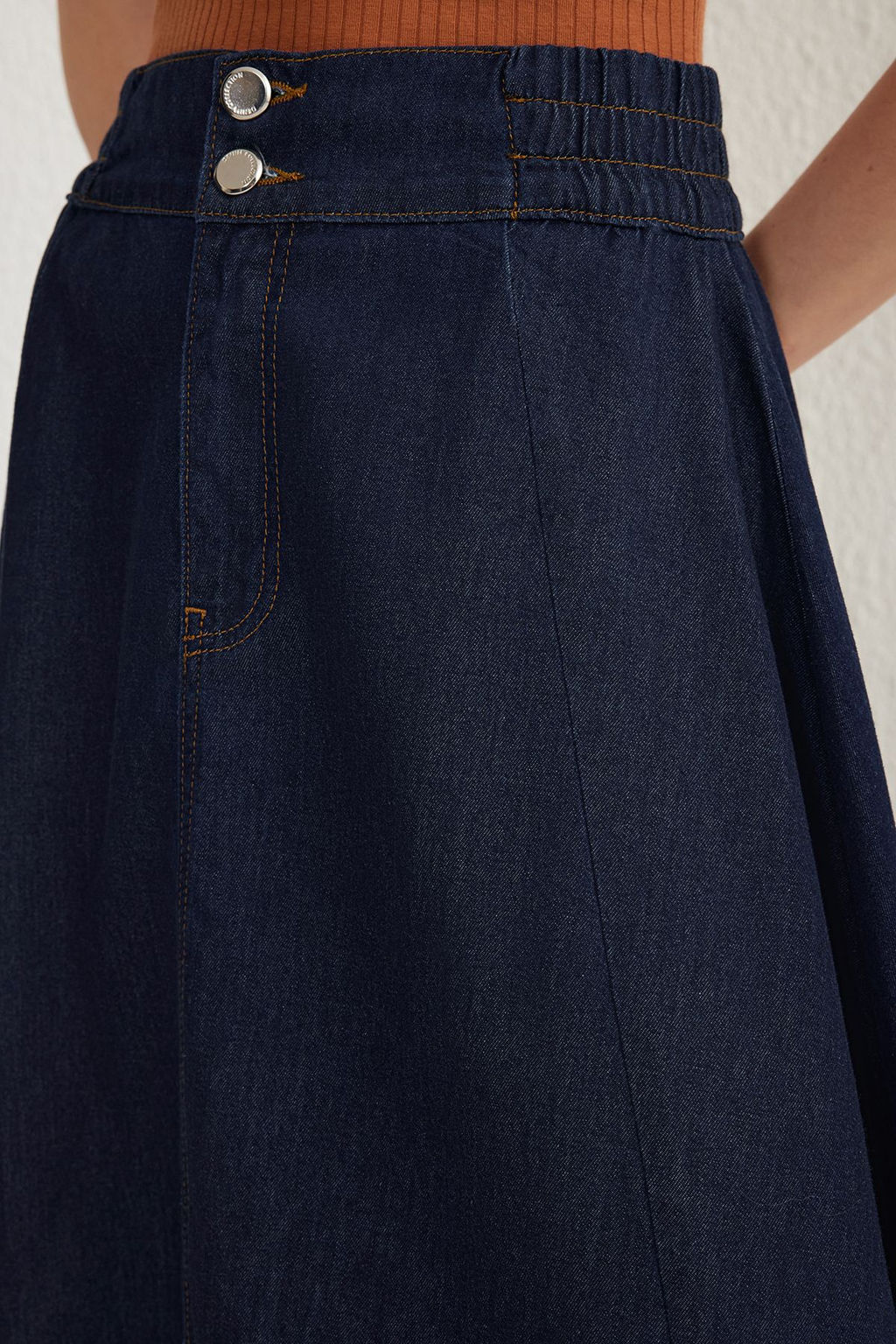 TRENDYOLMILLA Koyu Mavi Volanl? Beli Lastikli Maxi Denim Etek TWOSS25ET00006 фото 4