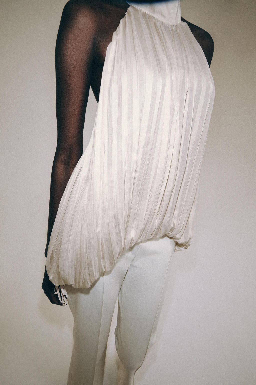 TOP HALTER PLISADO ZW COLLECTION / Perla / Beige - Zara фото 4