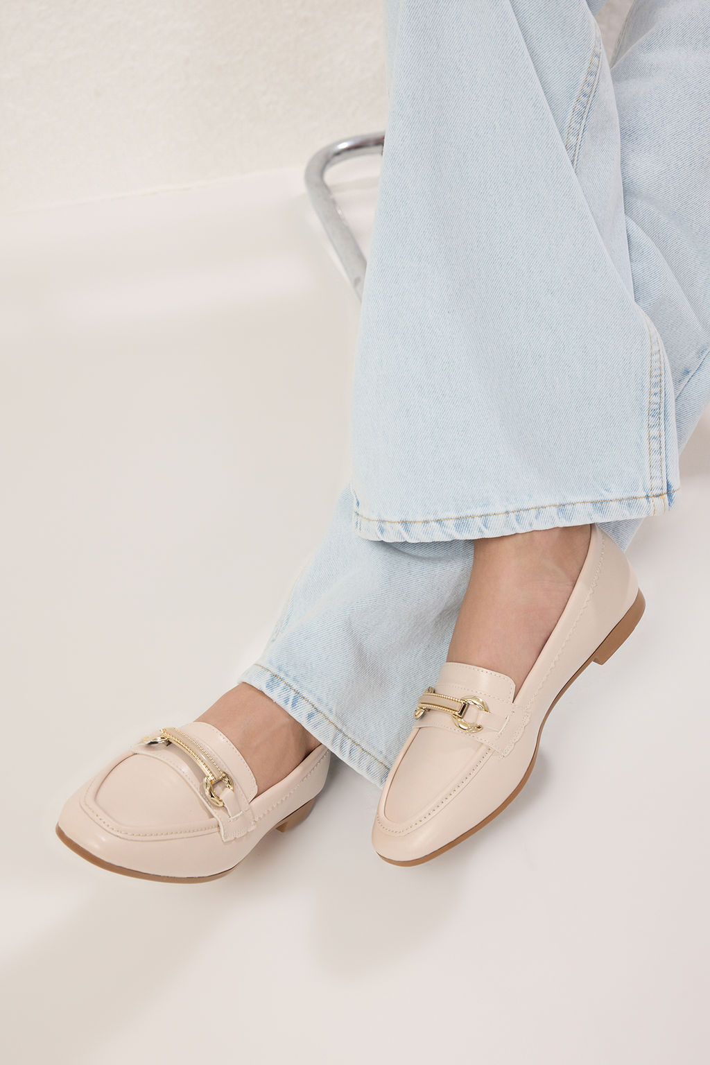 Trendyol Shoes Siyah Metal Aksesuar Detayl? Rugan Ekstra Rahat Kad?n Loafer Ayakkab? TAKSS25LA00015 - Trendyolmilla фото 3