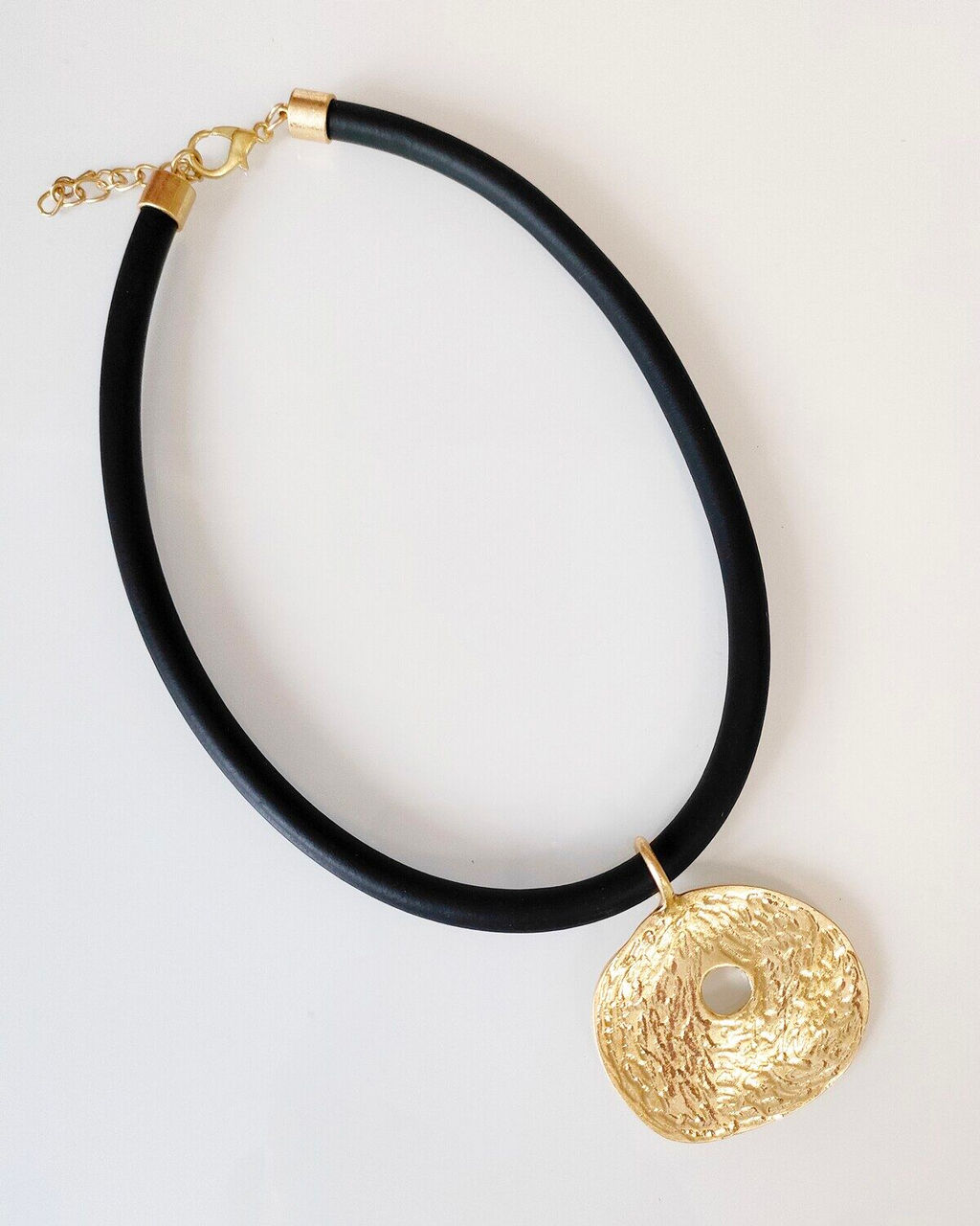 Кулон на шнурке