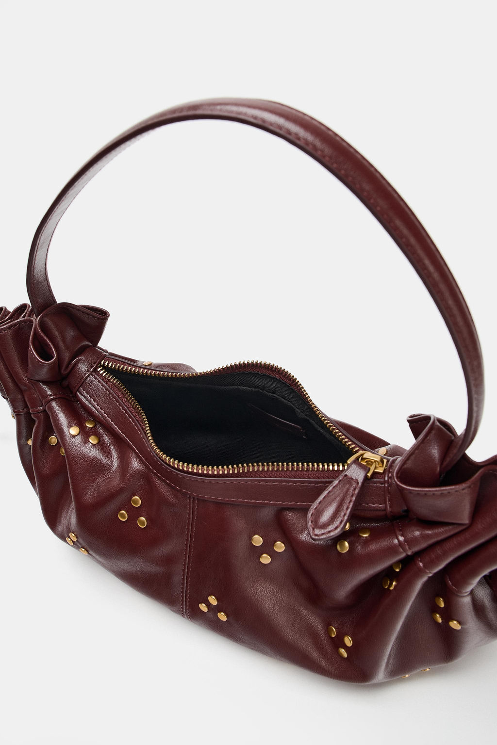 BOLSO HOMBRO TACHAS FRUNCIDO / Rojo Burdeos