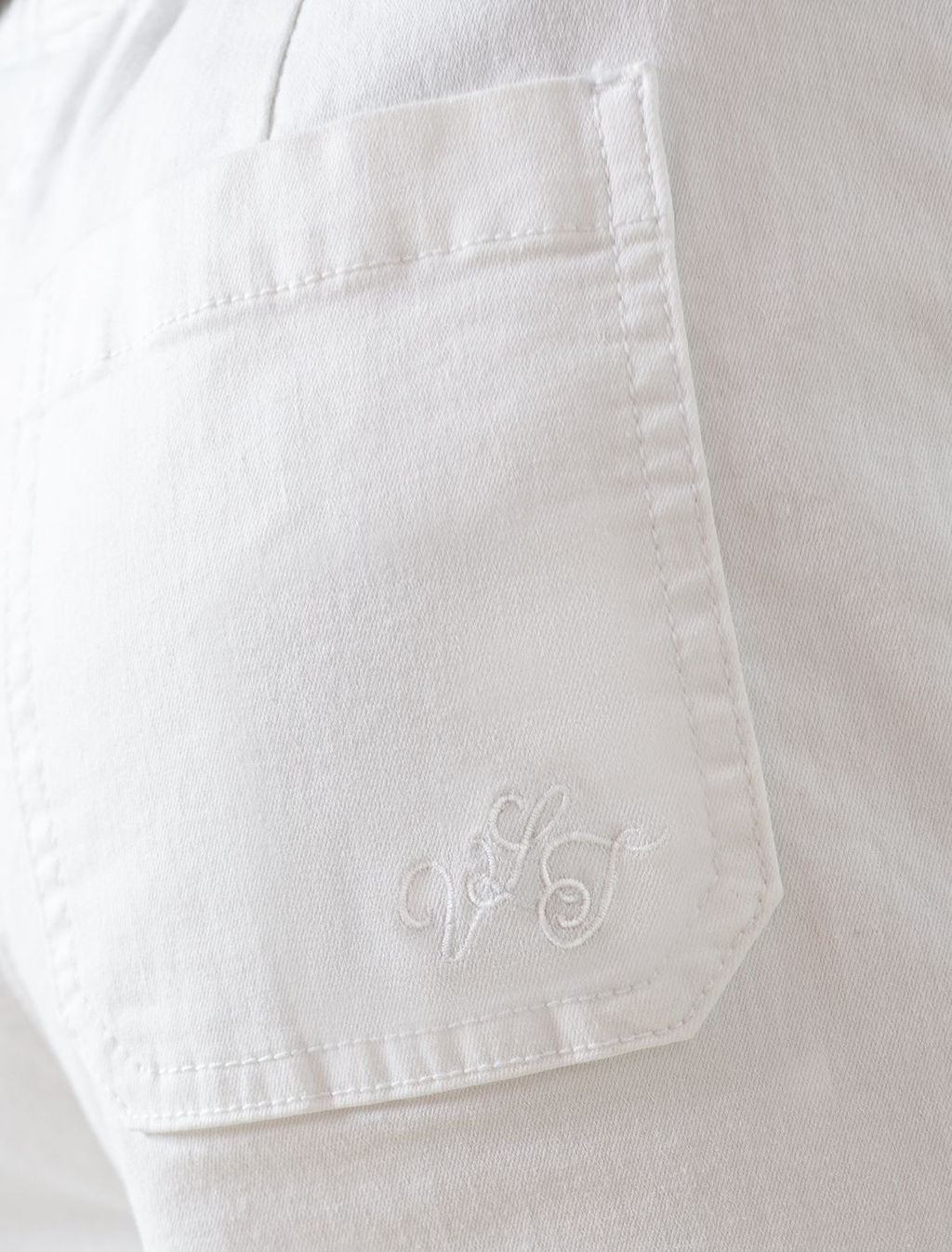 Широкие джинсы с поясом на резинке и с защипами из облегченного денима