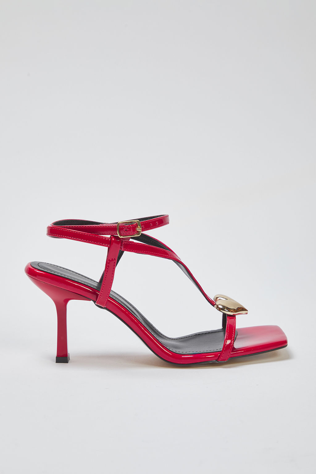 Trendyolmilla Shoes Siyah Alt?n Kalp Aksesuar Detayl? Rugan Kad?n Ince Topuklu Sandalet TAKSS25TO00094  фото 5