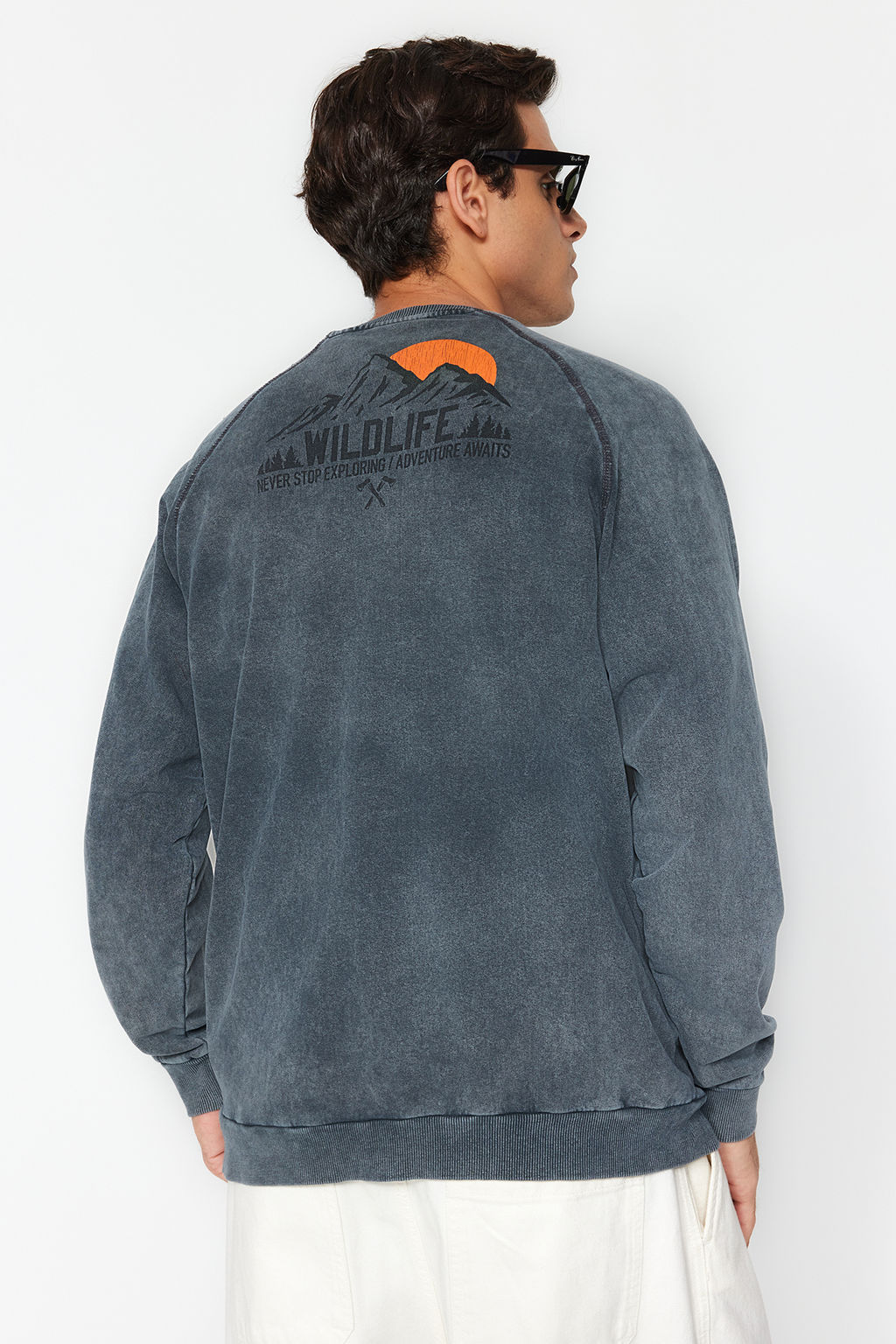 TRENDYOL MAN Antrasit %100 Pamuk Oversize/Genis Kesim Eskitme/Soluk Efektli Sweatshirt TMNAW24SW00060 - Trendyolmilla фото 3