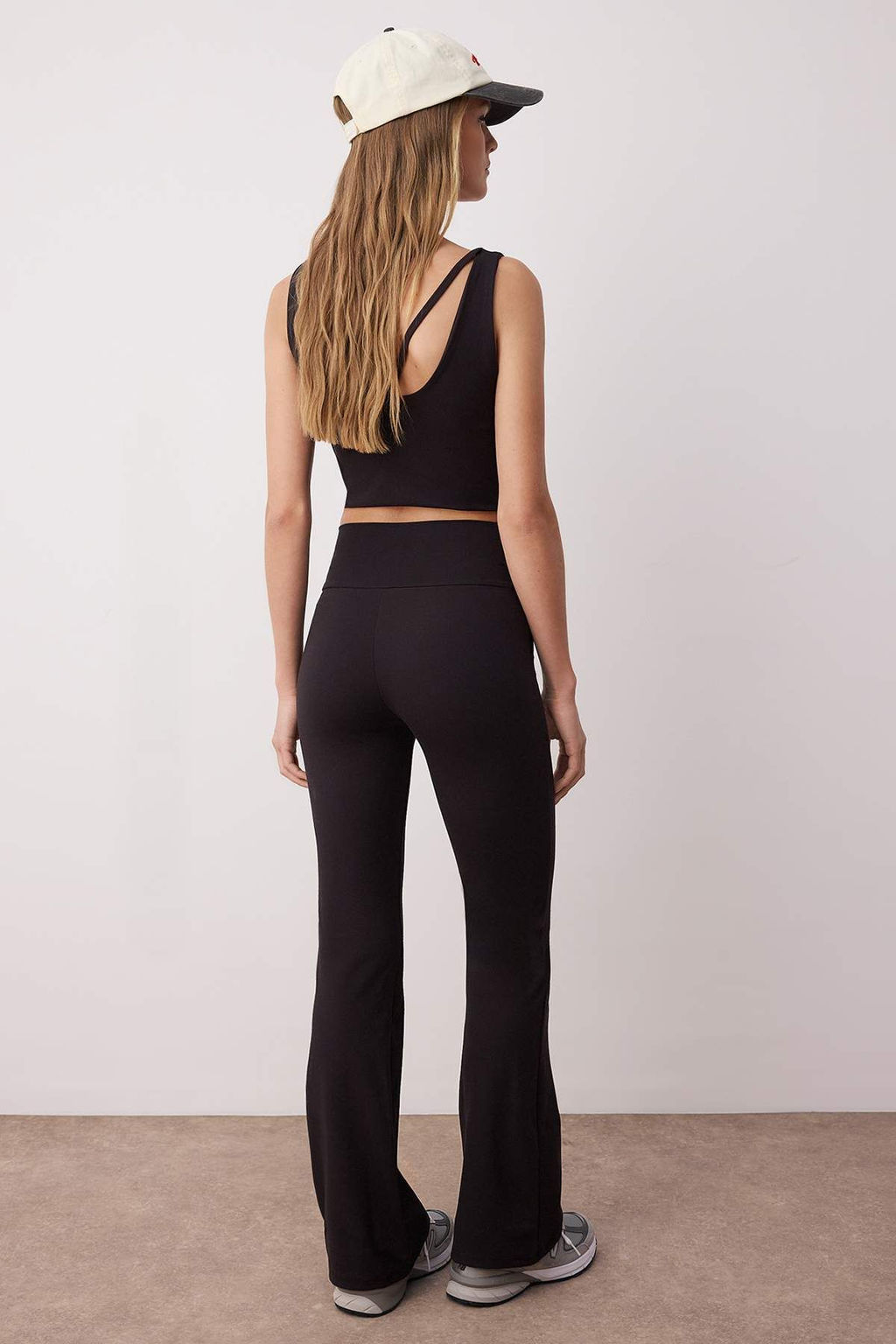 Siyah Soft F?rcal? Kumas Kruvaze Bel ve Cep Detayl? Ispanyol Paca Yoga Orme Spor Tayt THMAW26TY00000 - Trendyolmilla фото 4