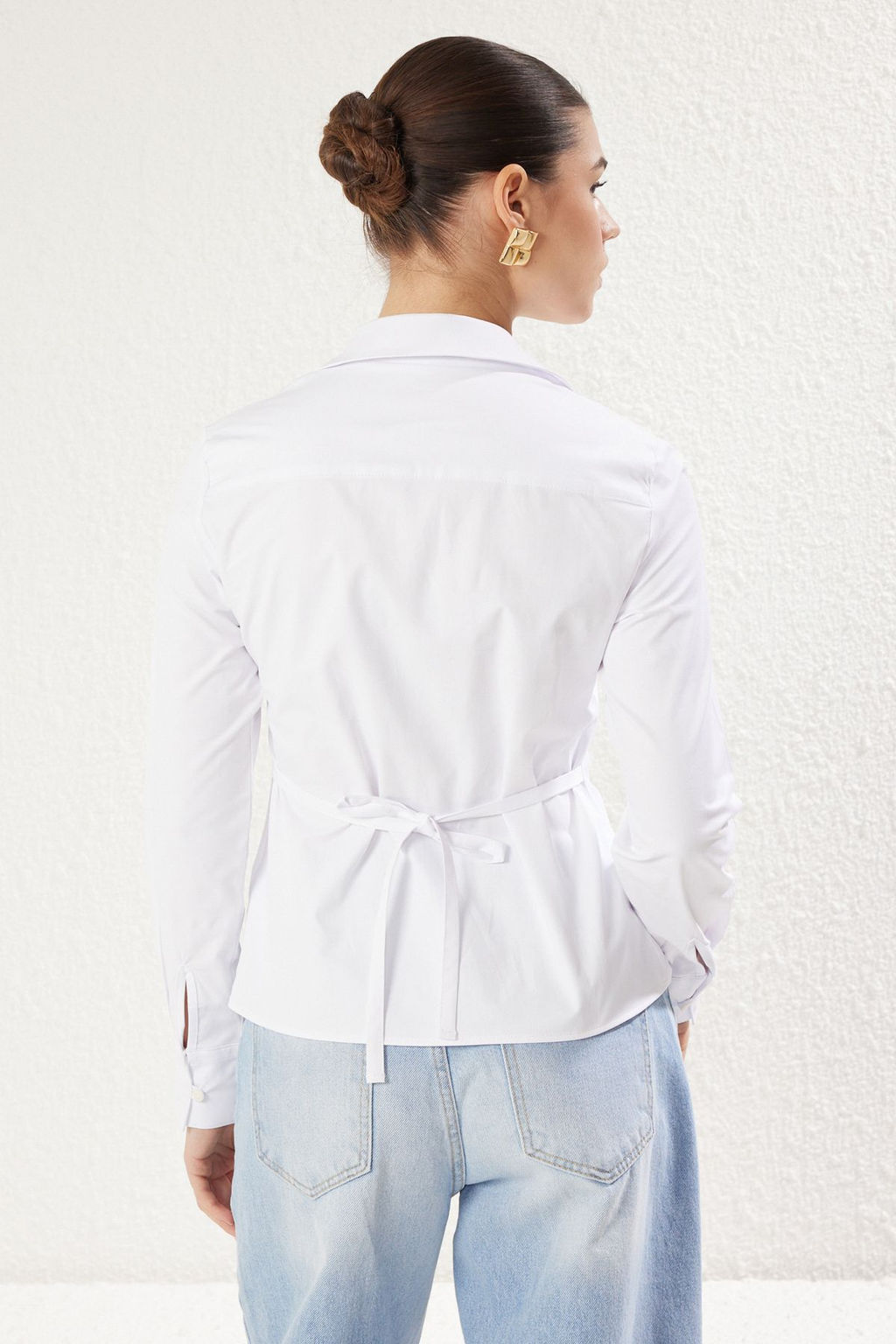 TRENDYOLMILLA Beyaz Arkadan Baglama Detayl? Dugmeli Bele Oturan Fitted Kal?p Dokuma Gomlek TWOSS25GO00083 фото 5