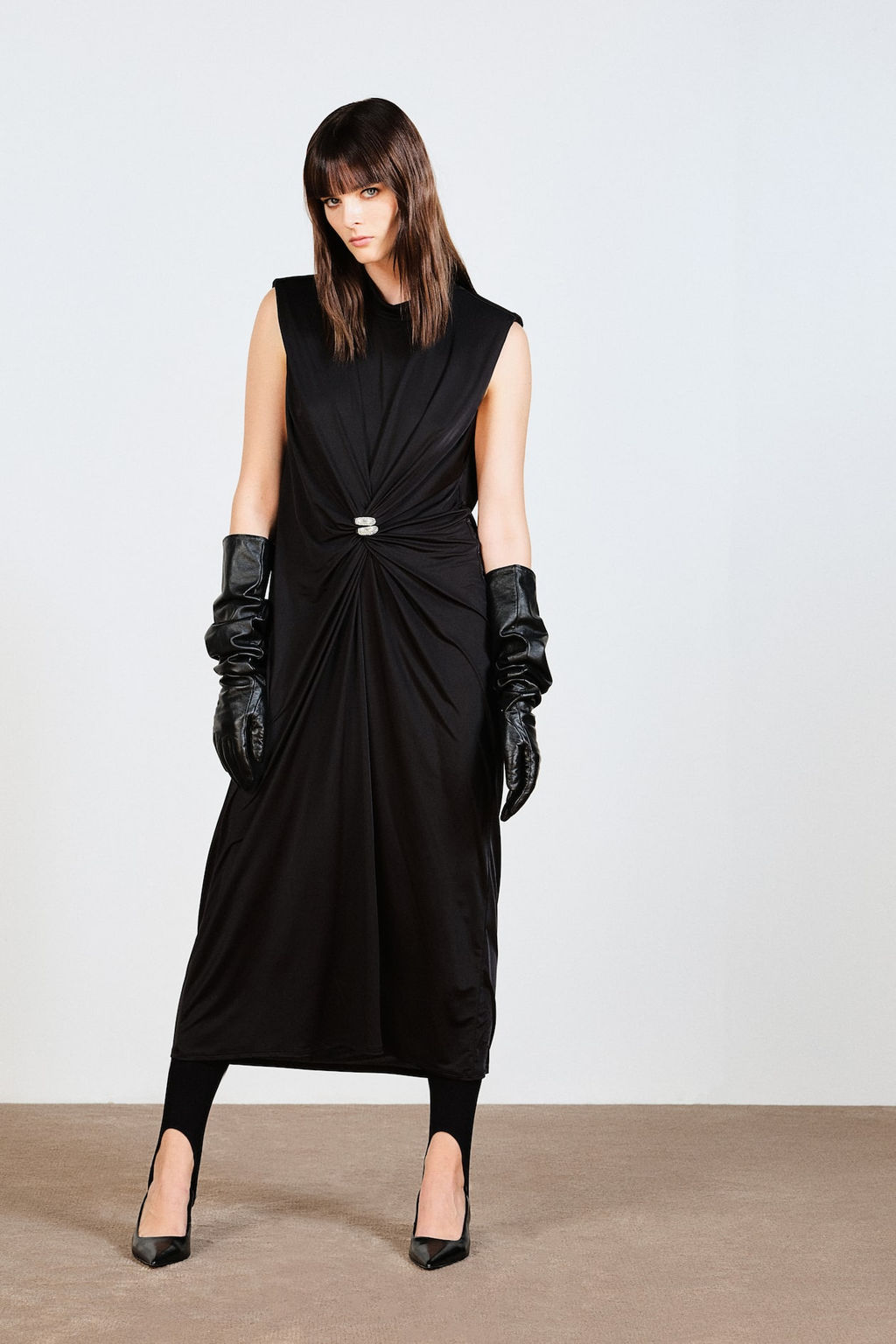 Vestido drapeado con hombreras