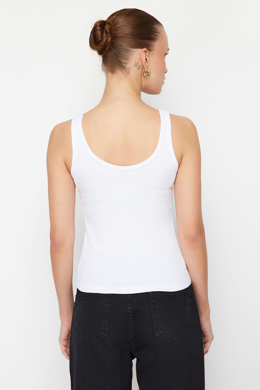 TRENDYOLMILLA Siyah-Beyaz Fitted/Vucuda Oturan Havuz Yaka Fitilli Esnek Orme Atlet TWOSS24AL00050 фото 13