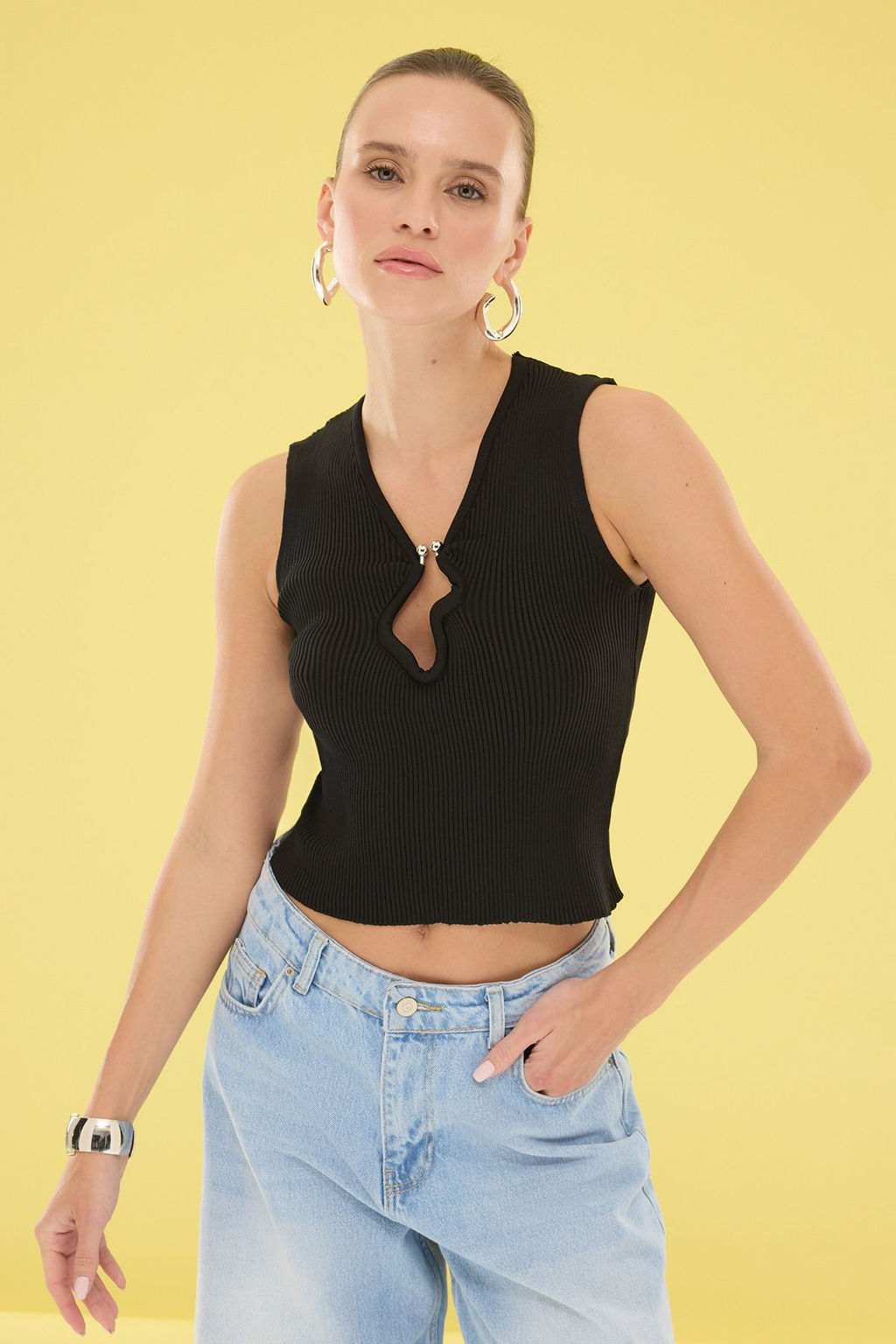 Trendyolmilla Siyah Crop Metal Aksesuarl? Triko Ince Bluz TWOSS25BZ00311