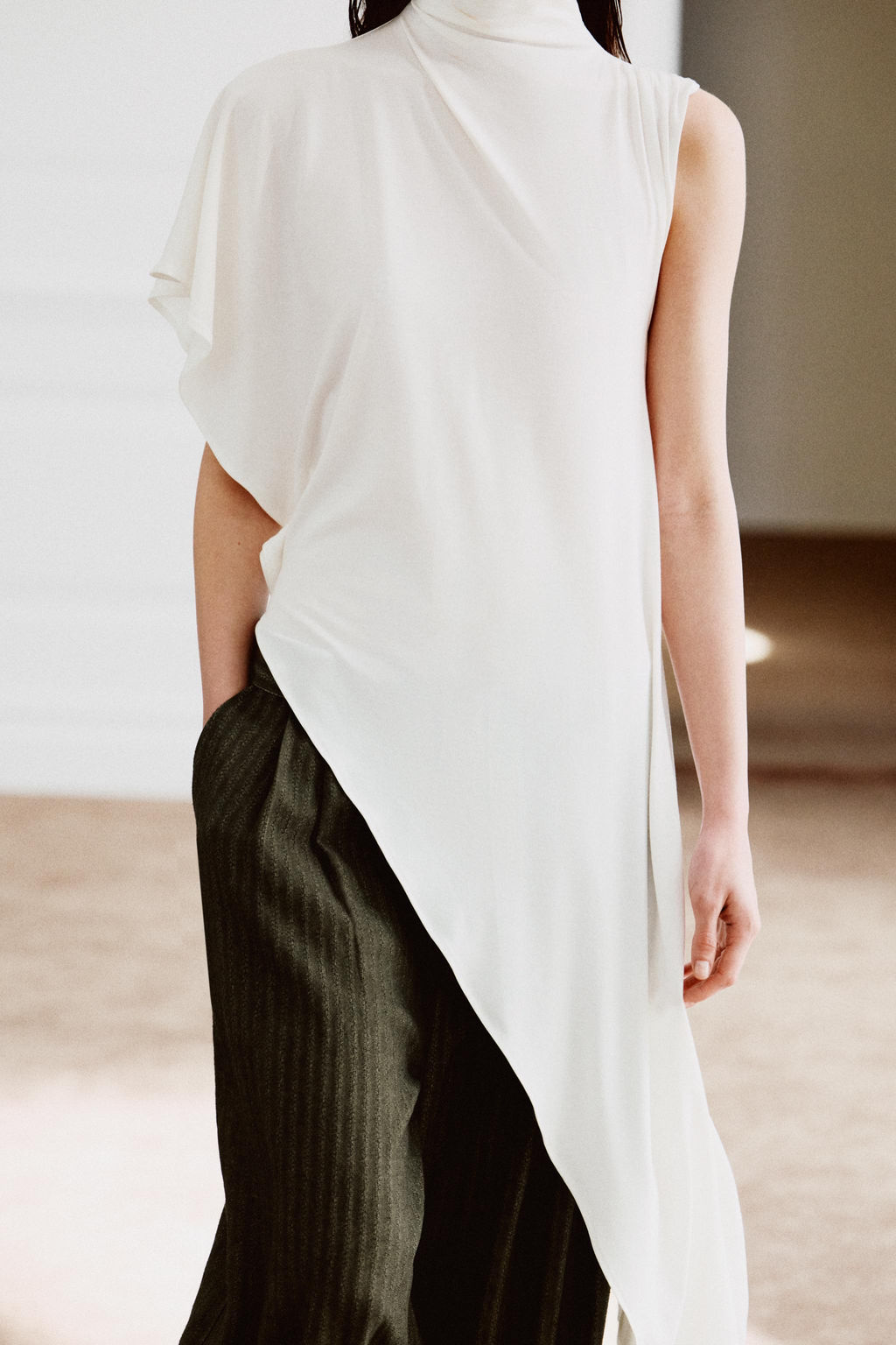 TOP ASIM?TRICO DRAPEADO / Blanco - Zara фото 6