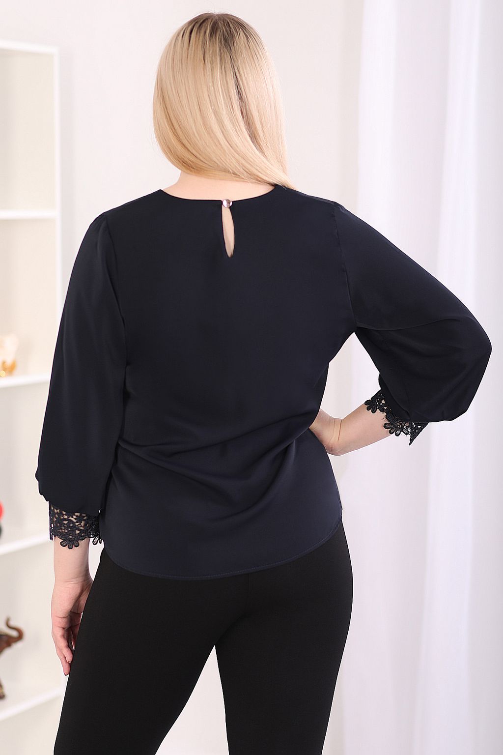 Блузка красивая темно-синяя с кружевом - Almond фото 3