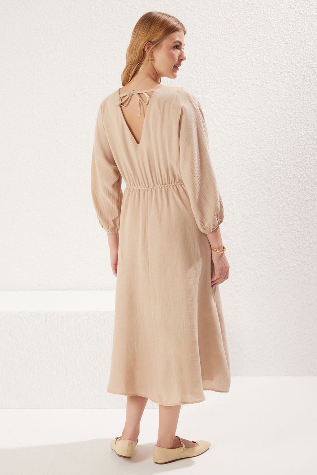 TRENDYOLMILLA Tas Etegi Belden Ac?lan Lastikli Serit Aksesuar Detayl? Muslin Midi Dokuma Elbise TWOSS25EL00258 фото 5