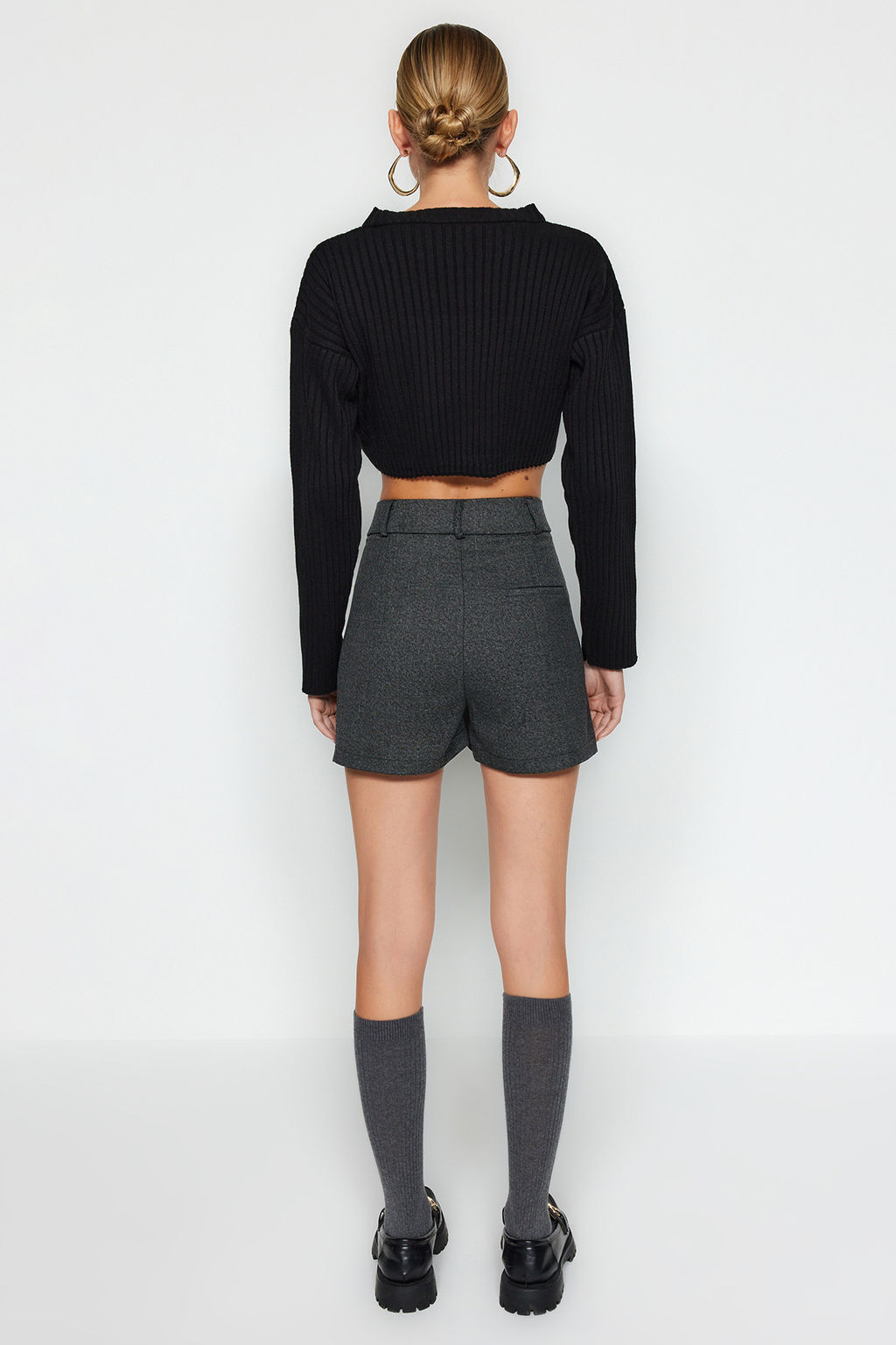 TRENDYOLMILLA Antrasit Regular Kal?p Dokuma Sort TWOAW24SR00060