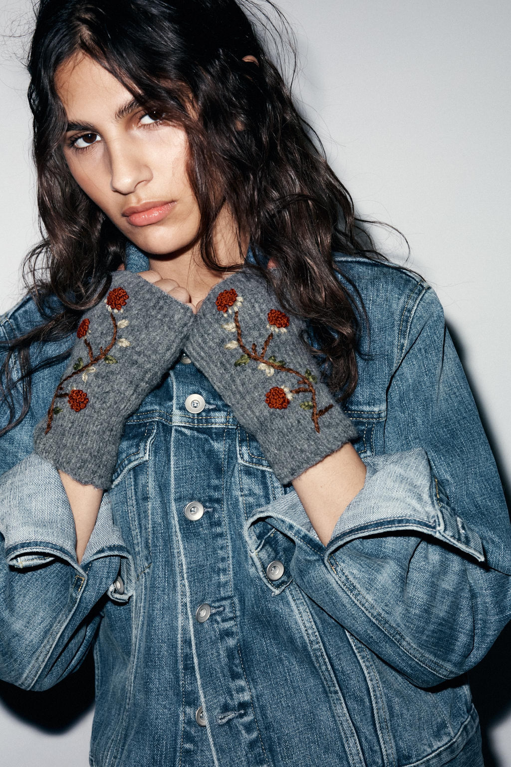 KNIT MITTENS WITH FLORAL EMBROIDERY