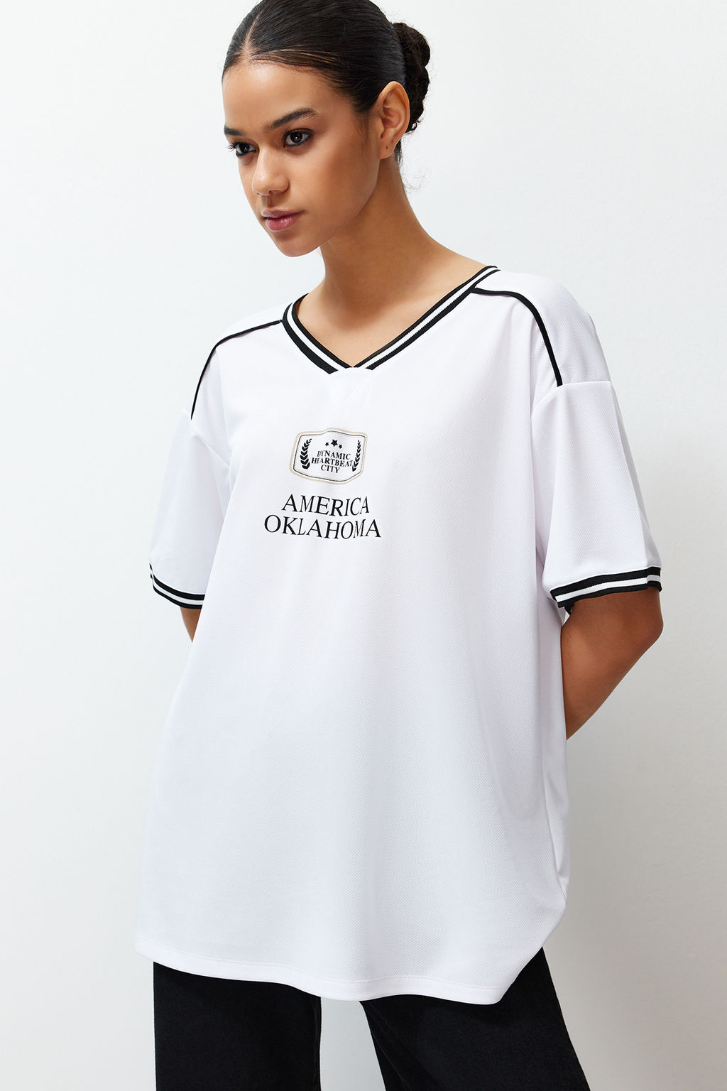 TRENDYOLMILLA Pembe Slogan Bask?l? Oversize/Genis Kesim V Yaka Orme T-Shirt TWOSS24TS00112