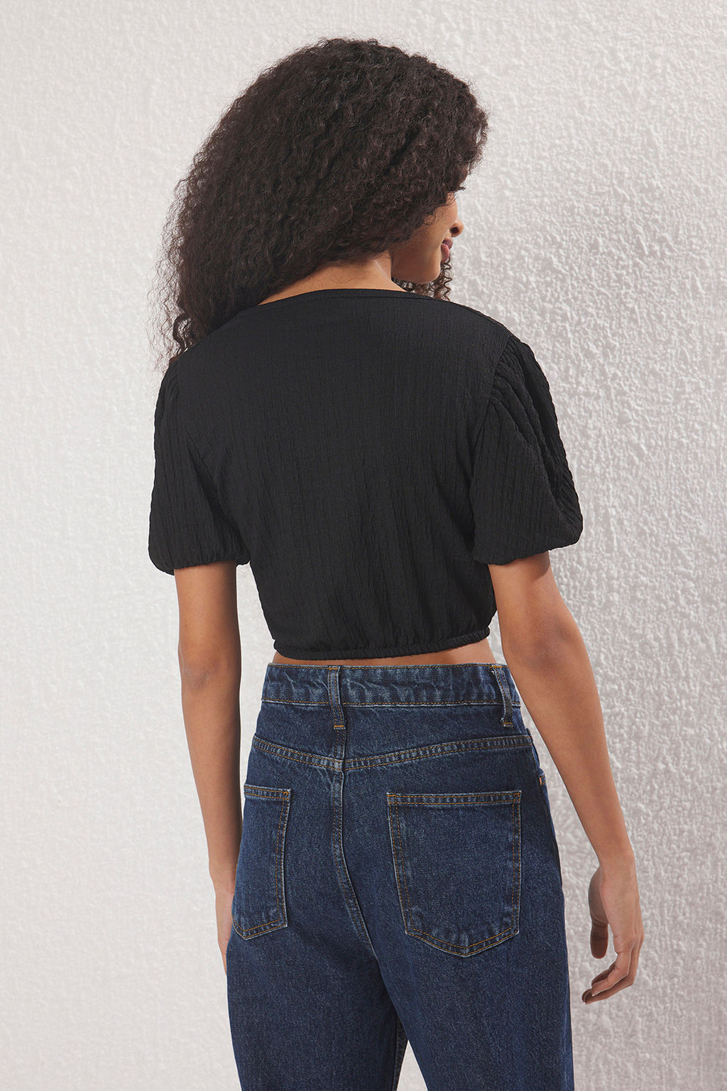 Siyah Dokulu V Yaka Kruvaze Kapamal? Balon Kol Crop Orme Bluz TWOSS25BZ00542 - Trendyolmilla фото 4