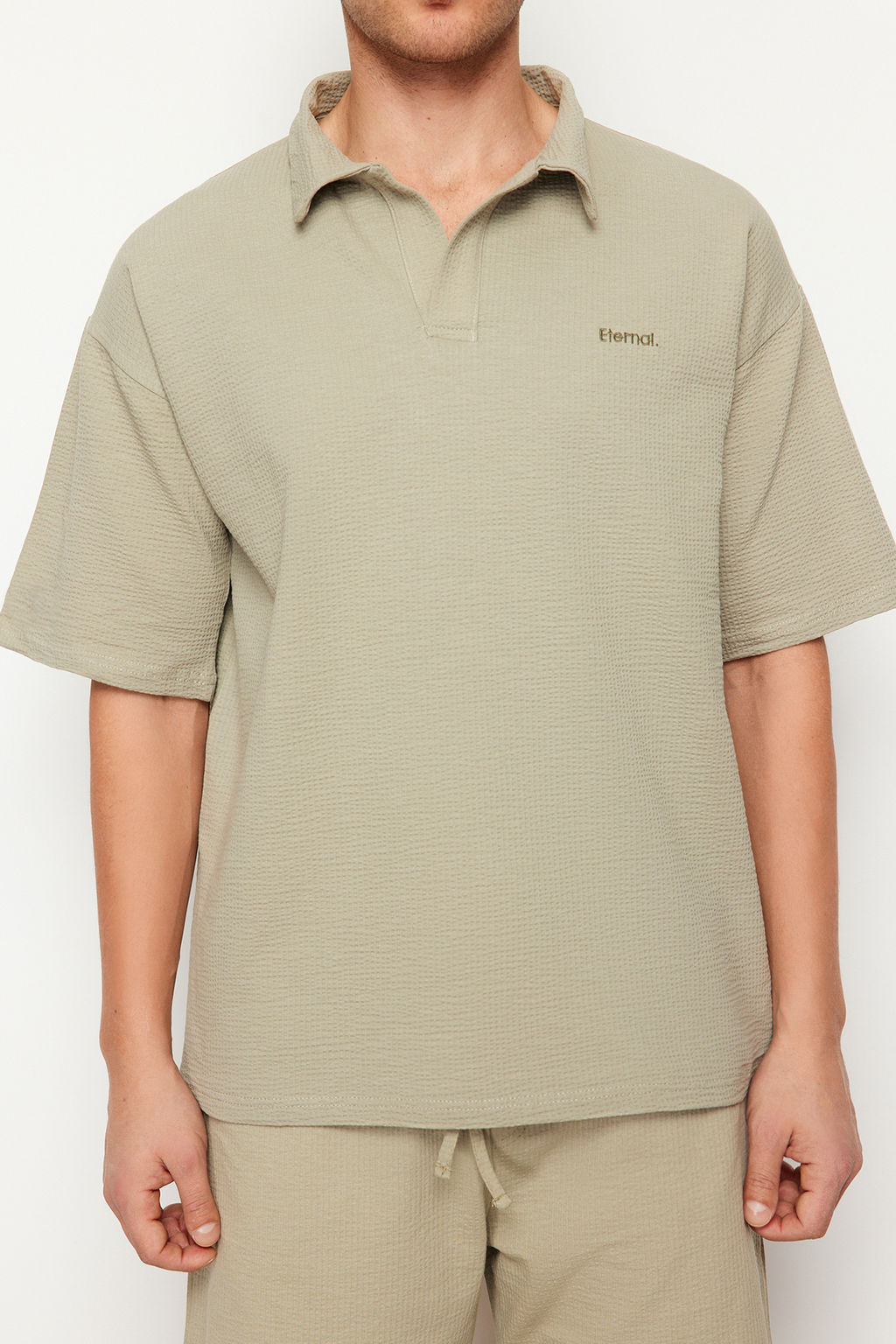 TRENDYOL MAN Premium Tas Oversize/Genis Kesim Yaz? Nak?sl? Dokulu Polo Yaka T-Shirt TMNSS24PO00011 - Trendyolmilla фото 5
