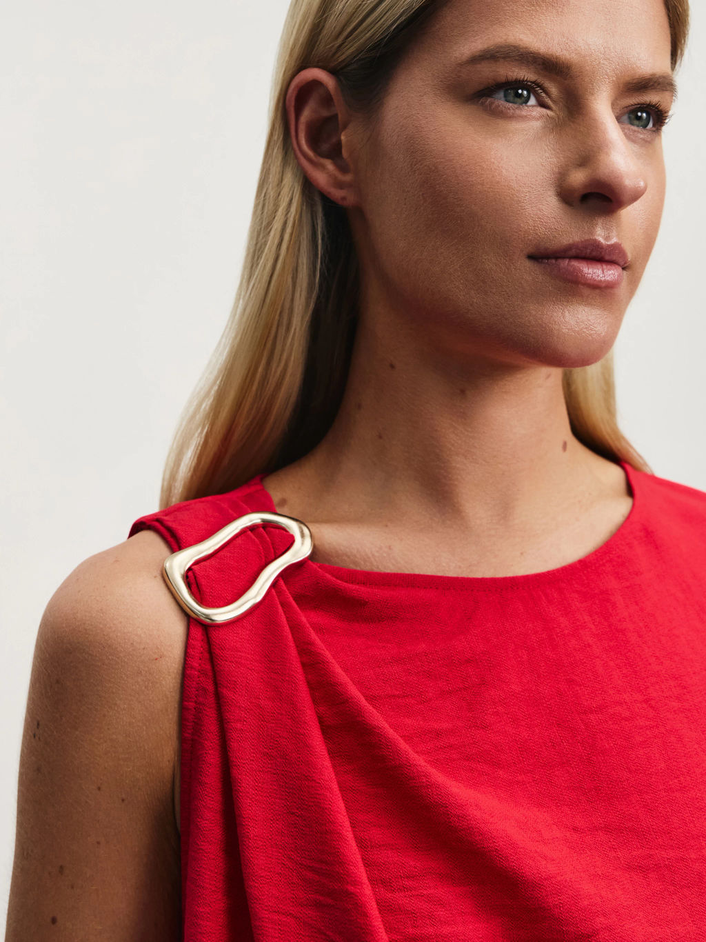 Блузка-топ с декоративной брошью из вискозы / Zarina  фото 6