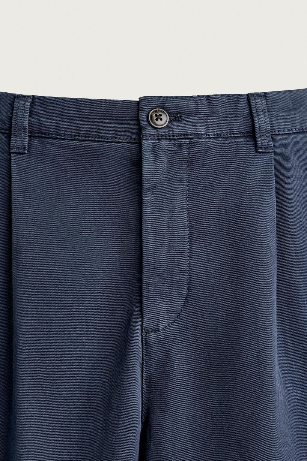 PANTAL?N CHINO STRAIGHT FIT PLIEGUES / Marino