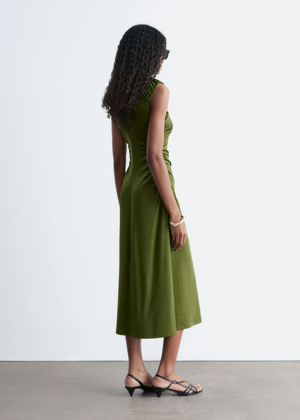 Vestido midi fruncido con escote ojo de cerradura - H&m фото 5