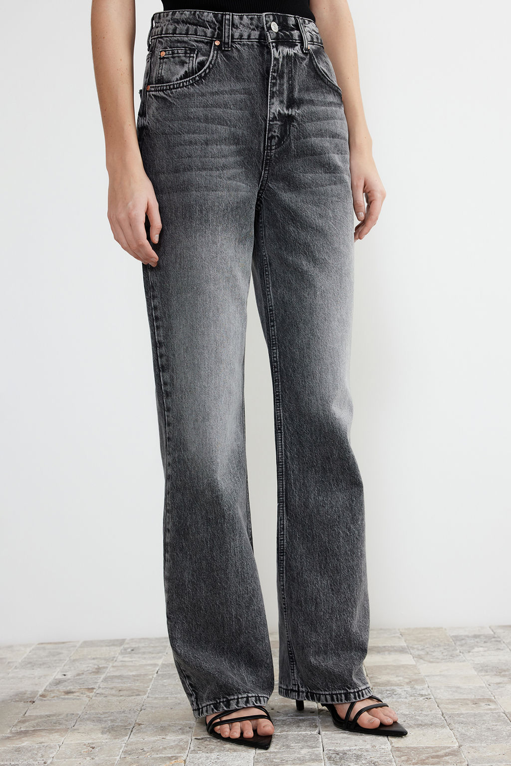 TRENDYOLMILLA Gri More Sustainable Soluk Efekt Vintage Yuksek Bel Wide Leg Jeans TWOSS24JE00018  фото 4