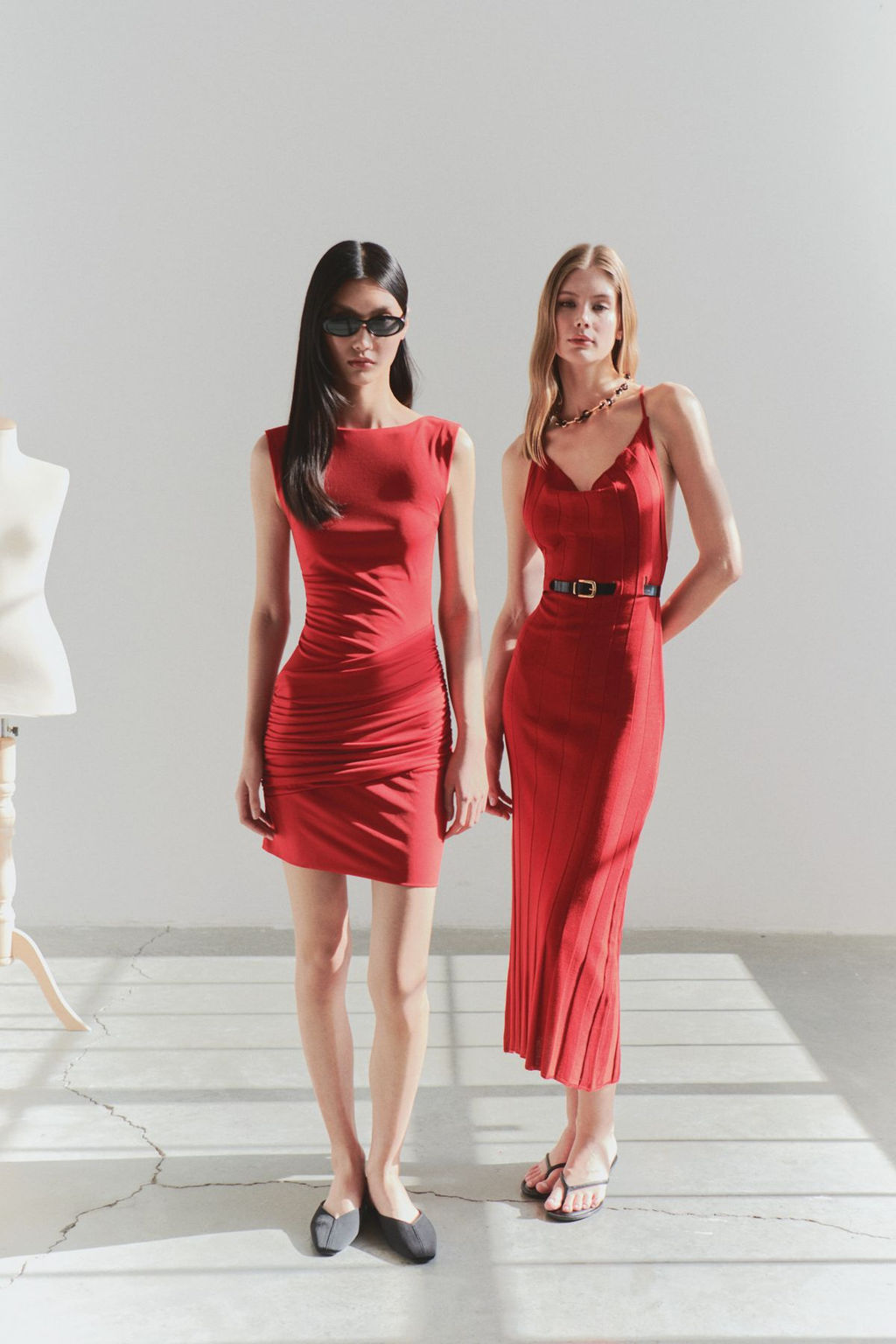 TRENDYOLMILLA Limited Edition K?rm?z? Maxi Triko S?rt Dekolteli Kemer Detayl? Elbise TWOSS25EL00500