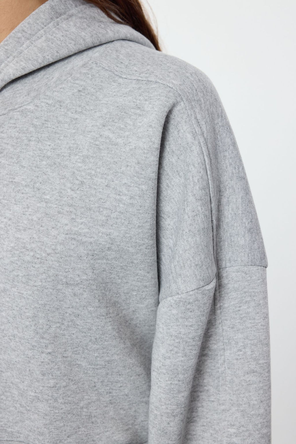 TRENDYOLMILLA Gri Melanj Kapusonlu Fermuarl? Renk Bloklu Brode Detayl? Mini Orme Elbise TWOAW25EL00510  фото 4