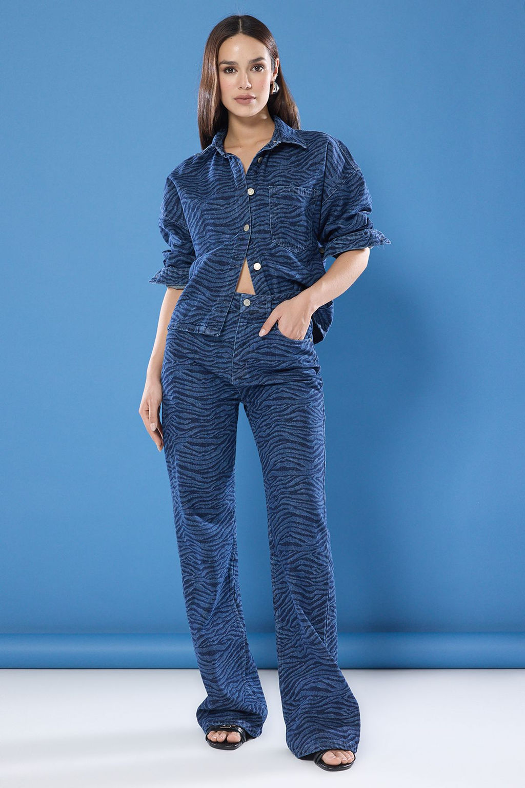 Koyu Mavi Animal Zebra Desenli Yuksek Bel Wide Leg Jeans TWOSS25JE00200 - Trendyolmilla фото 2