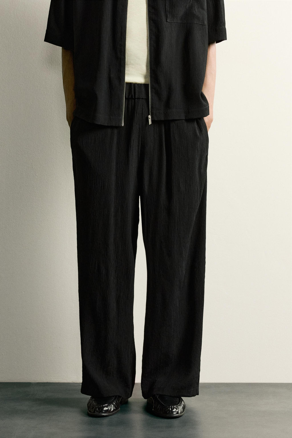 PANTAL?N RELAXED FIT RELIEVE / Negro - Zara фото 2